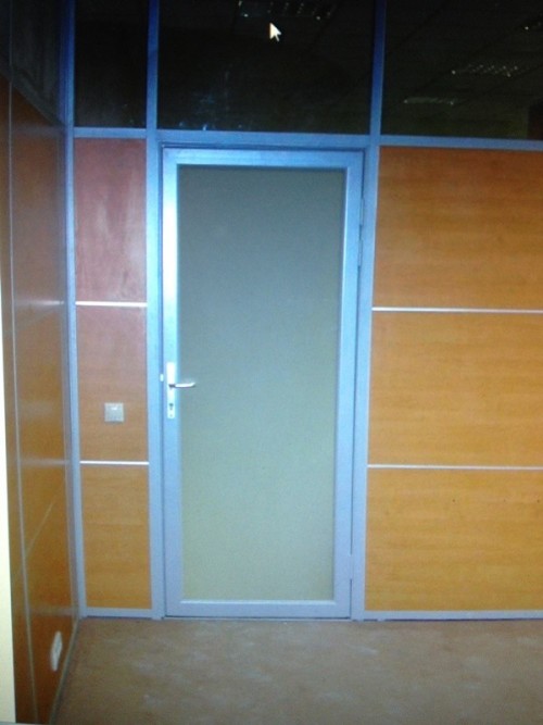 Алюминиевая дверь с матовым стеклом.